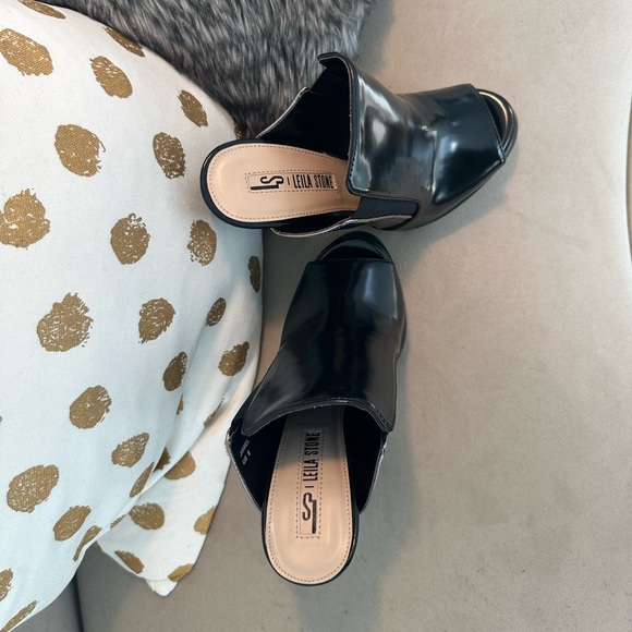 Leila Stone Jissel Black Patent Platform Sandals - Picture 6 of 7